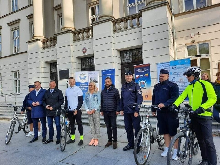 Chciał przejechać 1000 km na rowerze bez snu. Kolizja powstrzymała akcję charytatywną policjanta z Płocka