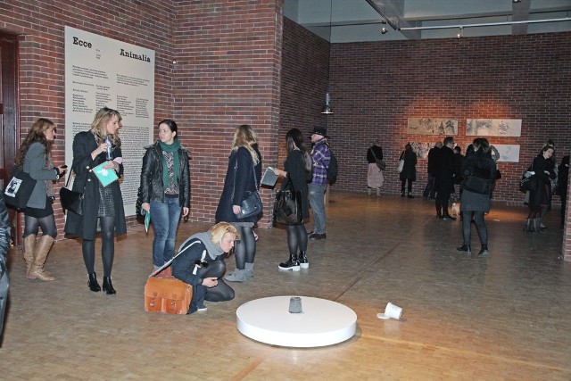 Goście z zaintereswoamniem oglądali wystawę w Muzeum  Rzeźby Wspólczesnej.