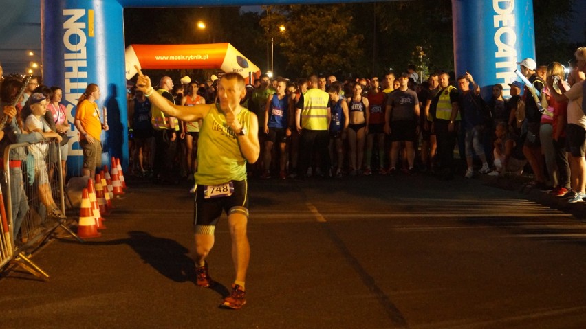 Setki biegaczy na Rybnickim Półmaratonie Księżycowym