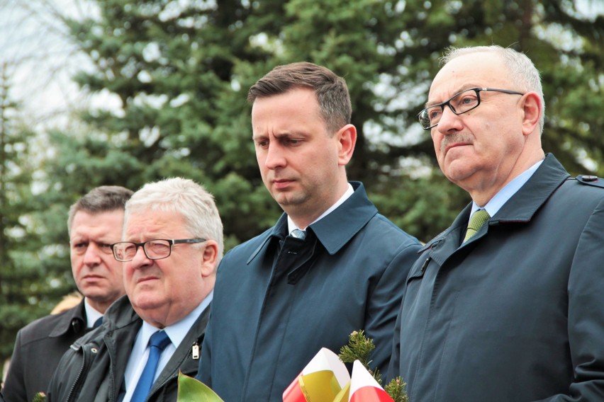 Władysław Kosiniak-Kamysz w Mielcu odwiedził grób Leszka Deptuły: nic nie znaczą nasze kwiaty i pomniki, jeżeli nie ma naszego działania