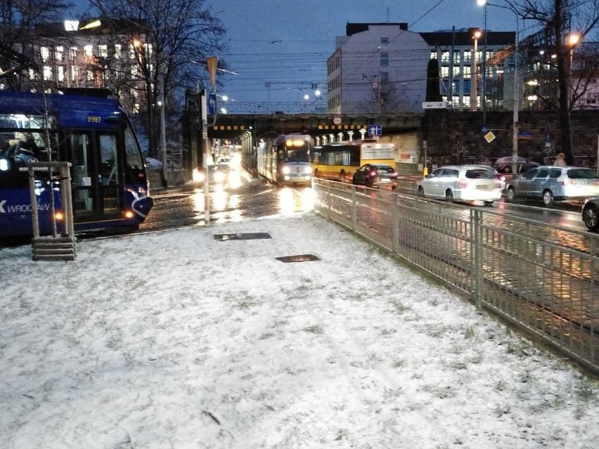 Śnieżyca we Wrocławiu. Nagła zmiana pogody i fatalna sytuacja na drogach Dolnego Śląska [ZDJĘCIA]