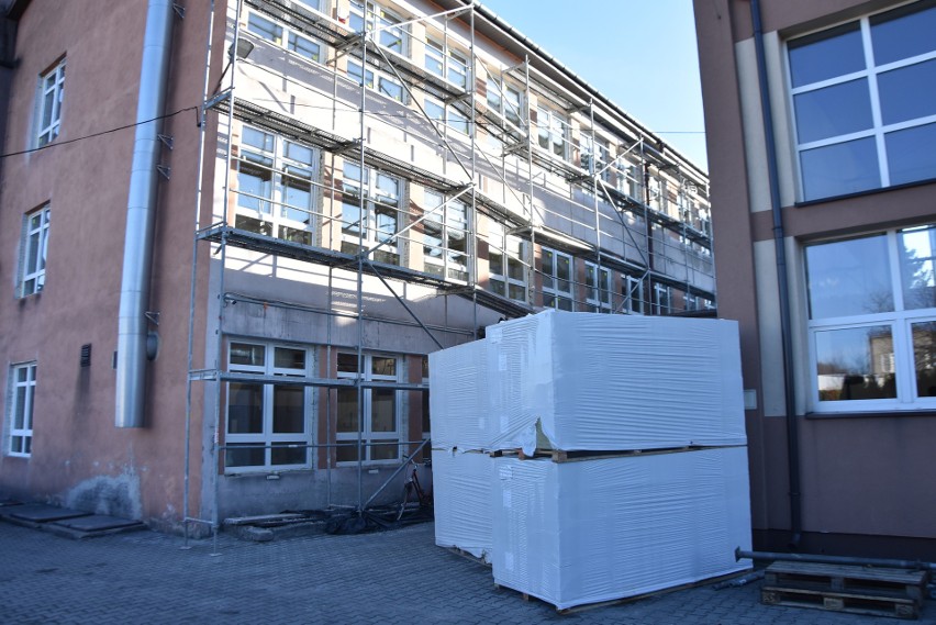 Modernizacja budynku Publicznej Szkoły Podstawowej w Przytyku idzie zgodnie z planem. Placówka jest ocieplana. Zobacz zdjęcia