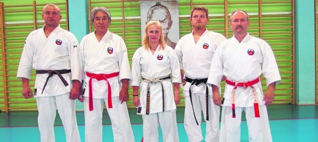 Pińczowscy karatecy z Kenyu Chinenem (drugi z lewej), który prowadził treningi podczas stażu Shorin-Ryu Karate. 