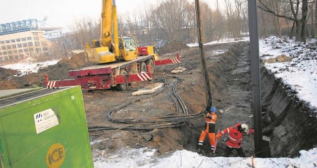 Od kilku dni trwają prace na budowie tuż obok Błoń. W ramach kontrowersyjnej inwestycji powstanie 6-piętrowy obiekt