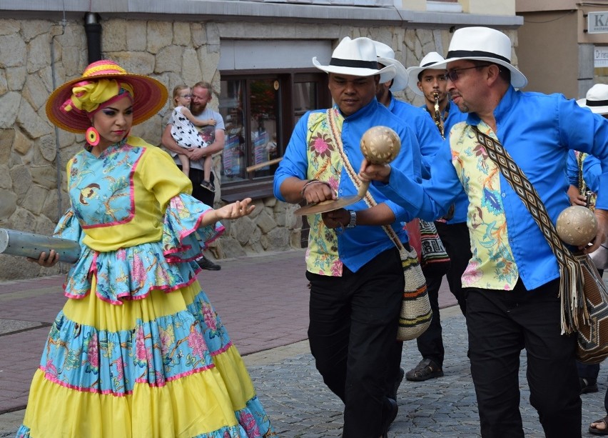 Gorlice. Festiwal Świat pod Kyczerą. Przez miejski deptak przeszedł barwny korowód artystów z różnych stron świata