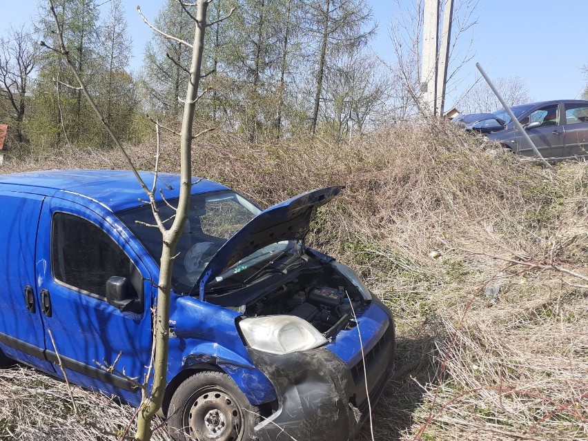 Jasienica. Po zderzeniu jeden samochód wypadł z drogi, a drugi obrócił się o 90 stopni