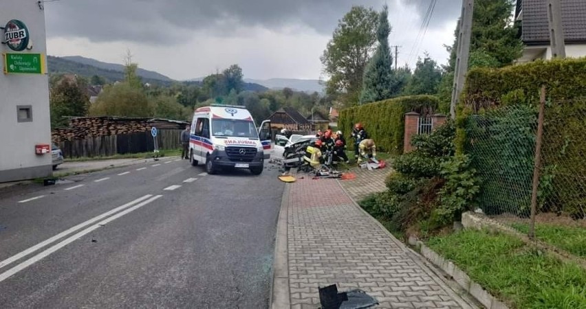 Wypadek w Jasienicy. Zderzenie czołowe na drodze powiatowej. Jedna osoba nie żyje, są ranni. Na miejscu lądował śmigłowiec LPR