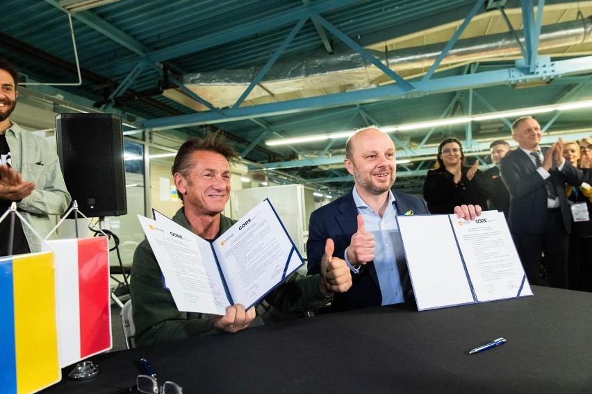 Sean Penn  (z lewej) i prezydent Konrad Fijołek podpisali...