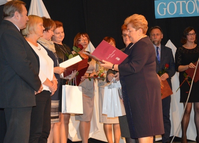 Teresa Polak, prezes ZNP w Stąporkowie złożyła gratulacje...