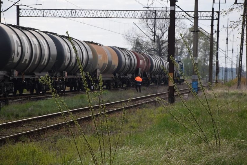 Krotoszyn: Wykoleiła się cysterna z paliwem [ZDJĘCIA]