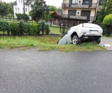 Wypadek w Łaziskach. Auto wpadło do rowu i uderzyło w betonowy przepust. Dwie osoby ranne