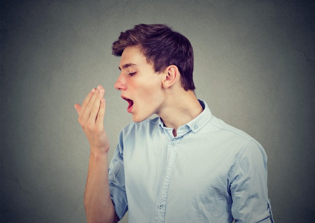 W 90 procent przypadków przyczyną nieprzyjemnego zapachu z ust są problemy stomatologiczne. Dlatego, by poznać powód halitozy w pierwszej kolejności należy skorzystać z porady dentysty