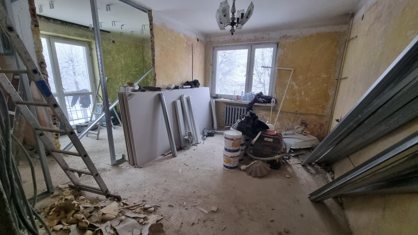 Moravia Anna-Bud Morawica remontuje mieszkanie potrzebującej rodzinie. We wtorek wykonywano kolejne prace. Zobaczcie zdjęcia i wideo