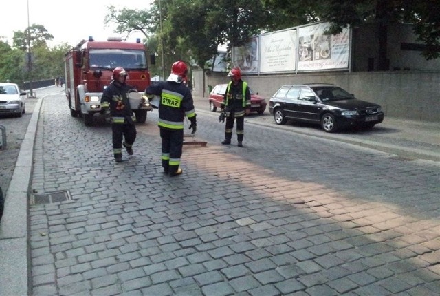 Strażacy neutralizują olej na ul. Korfantego.