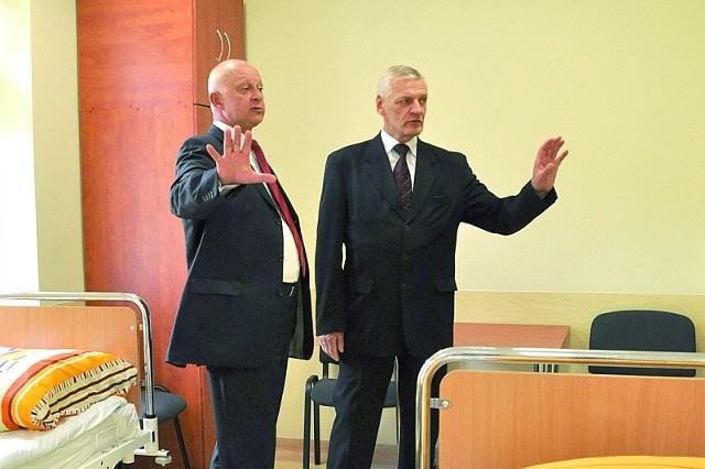 W lipcu 2011 r. dyrektor Tomasz Goździkiewicz (z prawej) prezentował gotowy oddział marszałkowi Jarosławowi Dworzańskiemu. Teraz dotarli tu pierwsi pacjenci.