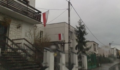 Mieszkańcy spontanicznie wywieszają flagi na znak żałoby narodowej