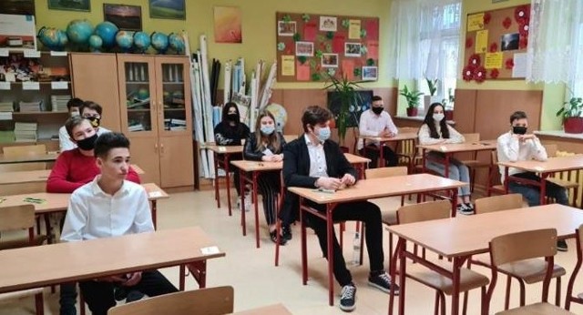 W czwartek z egzaminem próbnym z matematyki mierzyli się między innymi uczniowie Zespołu Szkół Ogólnokształcących w Mogielnicy.