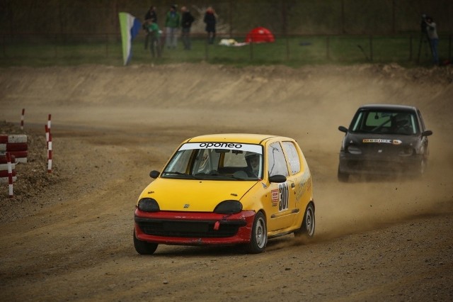 Aż 69 zawodników w siedmiu klasach zjawiło się na starcie inauguracyjnej rundy Oponeo Mistrzostw Polski w Rallycrossie zorganizowanej 9 kwietnia na Autodromie Słomczyn. Licznie zgromadzeni kibice zostali przywitani przez ogromną różnorodność samochodów walczących o prymat w zyskującej na popularności w Polsce serii wyścigów.fot. ip