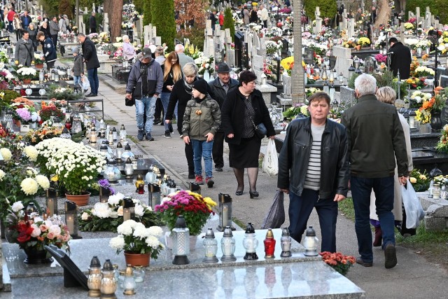 Spory ruch panuje na cmentarzu komunalnym w Ostrowcu Świętokrzyskim. We wtorek, 1 listopada, ludzie tłumnie przychodzili, by obchodzić w zadumie dzień Wszystkich Świętych.