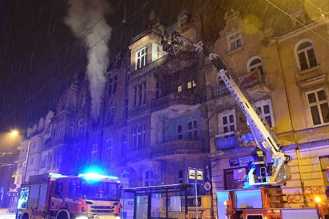 Tragiczny był skutek pożar z 6 na 7 stycznia w Grudziądzu przy ul. Legionów 31. W ogniu zginął 34-letni mężczyzna.Piec jest cały, a wszystko w mieszkaniu przy ul. Legionów 31 w Grudziądzu - doszczętnie spalone (pożar wybuchł 6 stycznia o godz. 22.30). Sąsiedzi przypuszczali, że huk, jaki słyszeli, pochodził od wybuchu pieca. Ale to "strzelały" szyby dużych w tym domu okien. Sąsiedzi widzieli, jak przerażony mężczyzna stał w oknie swego mieszkania na 2. piętrze, ogarniętego płomieniami. Szukał ratunku... Zaszokowany, jednak nie uciekł, zginął w ogniu...