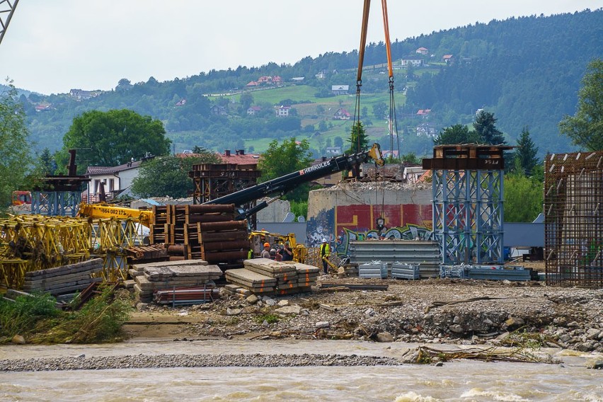 Wzburzony Dunajec narobił bałaganu na placu budowy mostu heleńskiego, ale prace nie ustają