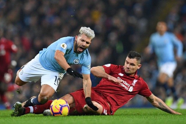 Sergio Aguero (z lewej) znów strzelił gola Liverpoolowi