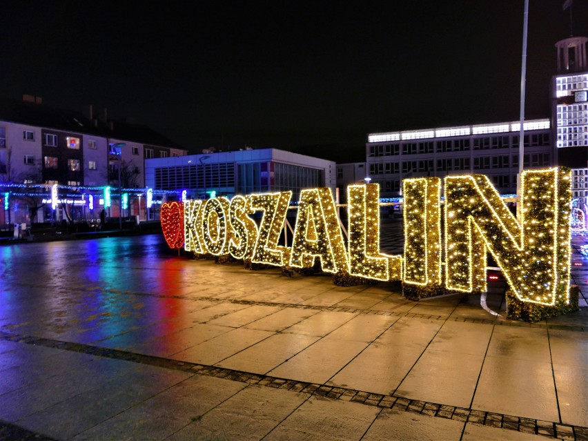 Świąteczne iluminacje w Koszalinie wieczorową porą.