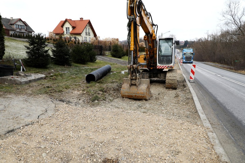 Rozpoczęła się budowa chodnika przy DW 964 w gminie...