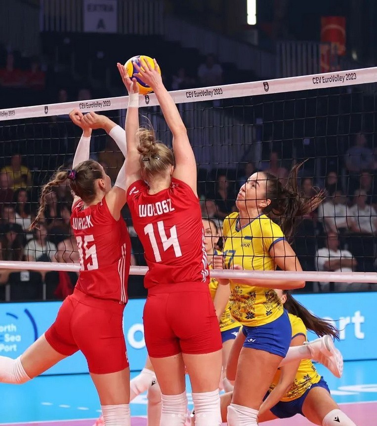 Polki skaczą do bloku w meczu z Ukrainą