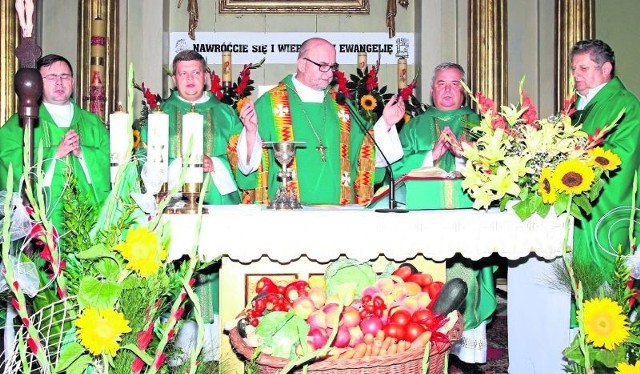 Biskup Jan Kot (w środku) odprawił uroczystą mszę świętą w kościele parafialnym Podwyższenia Krzyża Świętego w Kazimierzy Wielkiej. Hieracha z Brazylii miał współkoncelebrę polskich kapłanów.