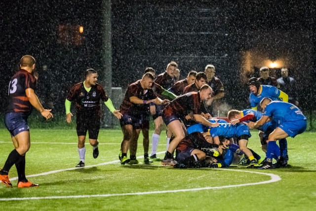 Alfa Bydgoszcz przegrała na stadionie przy ulicy Sielskiej z Arką Rumia 21:31 (14:14) w meczu II ligi rugby. Zespół znad morza to dwukrotny zwycięzca I ligi, ale teraz postanowił rywalizować w niższej klasie rozgrywkowej. Dodajmy, że mecz toczył się w niesprzyjających warunkach atmosferycznych, cały czas padał deszcz. Nie przeszkodziło to jednak rugbystom w stworzeniu ciekawego widowiska.ZOBACZ ZDJĘCIA Z MECZU >>>