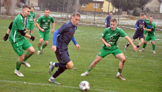 Sokół Kolbuszowa Dolna (z piłką Kacper Cyganowski) rozegrał swój pierwszy sparing w tym roku.
