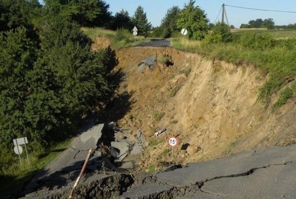 Około 50-metrowy odcinek drogi powiatowej nr 1184 między Górą a Graczami zawalił się 19 lipca 2011 roku i do tej pory trakt jest zamknięty.