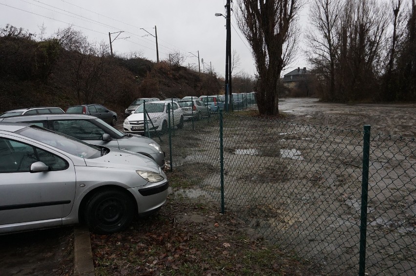 Kierowcy od nowego parkingu przy Poznańskiej wolą dziki, po...