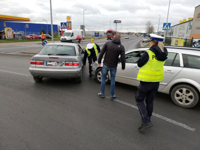 W poniedziałek w godzinach popołudniowych na rondzie u zbiegu ulic Szczecińskiej, Wołyńskiej i Syrenki doszło do kolizji dwóch samochodów osobowych. Nikomu nic się nie stało.Zobacz także Wypadek w Mostowie 