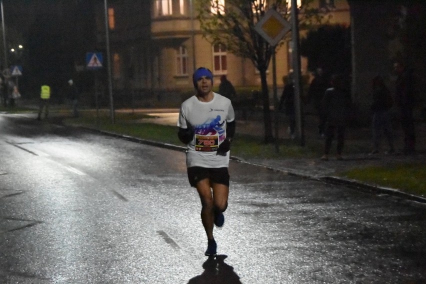 W tym roku w nocnym biegu ulicami miasta na dystansie 10 km...