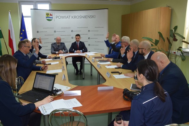 W siedzibie powiatu krośnieńskiego zebrała się komisja bezpieczeństwa i porządku. Rozmawiano o koronawirusie.