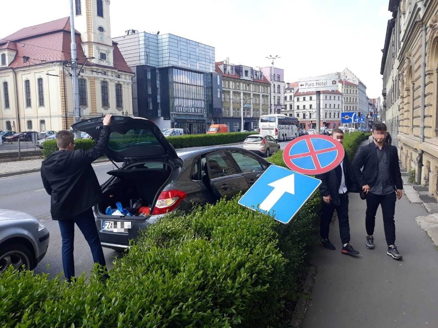 Wrocław: Maturzyści w drodze na egzamin mieli wypadek