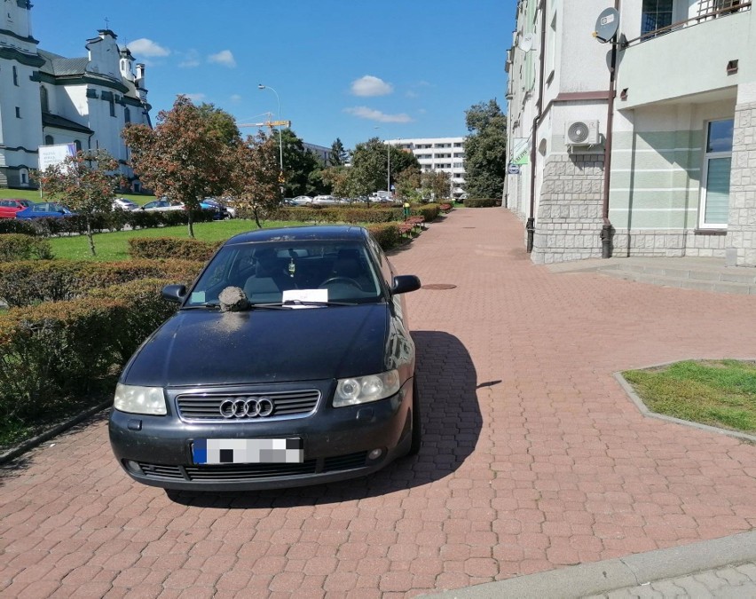 Białystok. Zaparkował na chodniku i został ukarany przez sąsiadów. Wysypali mu na auto piach i napisali kartkę. Właściciel...odpisał 