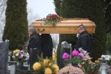 Pogrzeb dra Tadeusza Siernego. Redaktora naczelnego „Śląska" pochowano na cmentarzu przy Kościele Św. Wawrzyńca w Bobrownikach