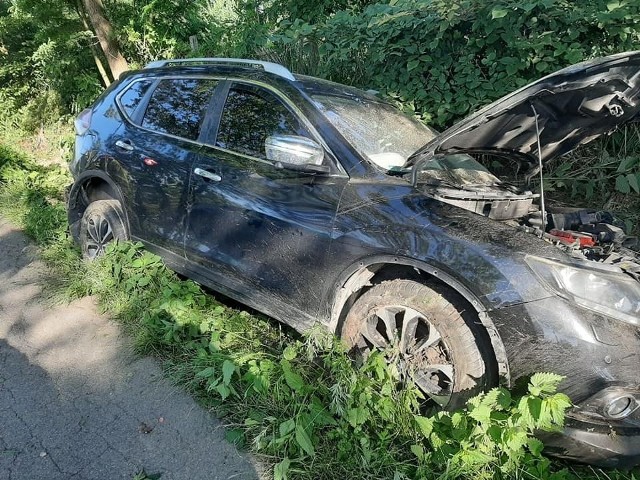 Kierująca nissanem jechała po pijanemu, straciła panowanie nad samochodem i wypadła do rowu.