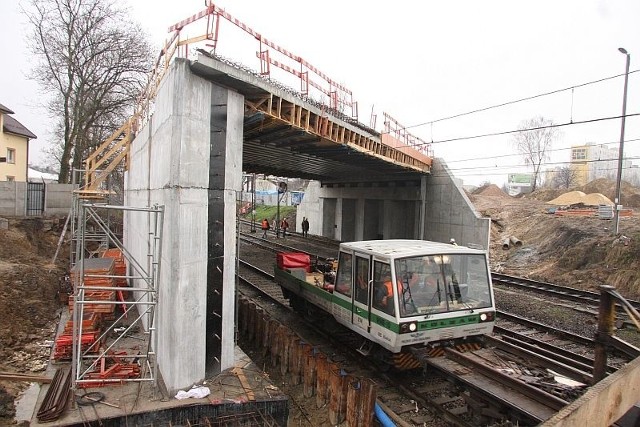Nowy Most Herbski już stoi. Betonowe przyczółki po obu stronach linii kolejowej zostały połączone pomostem. 
