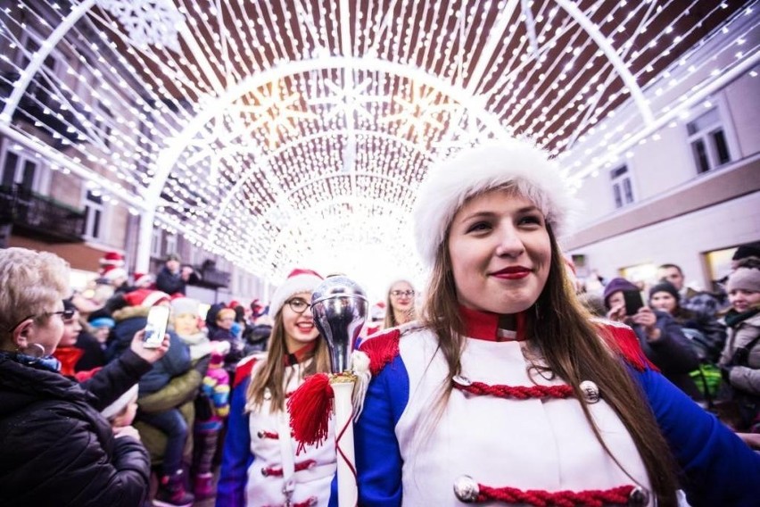 Tunel świetlny w Radomiu. W niedzielę wielkie otwarcie i Świąteczna Parada Światła  z Orkiestrą  Grandioso. Co będzie się działo?