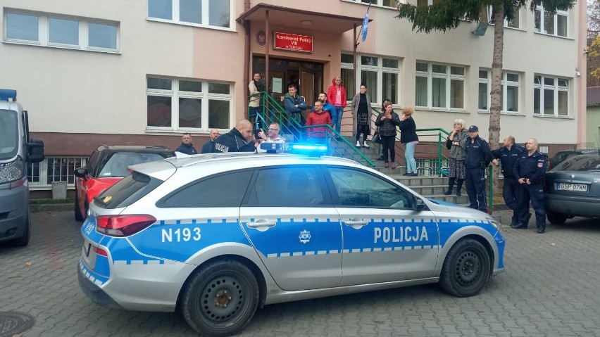 Protest policjantów przed komisariatem w Gdańsku
