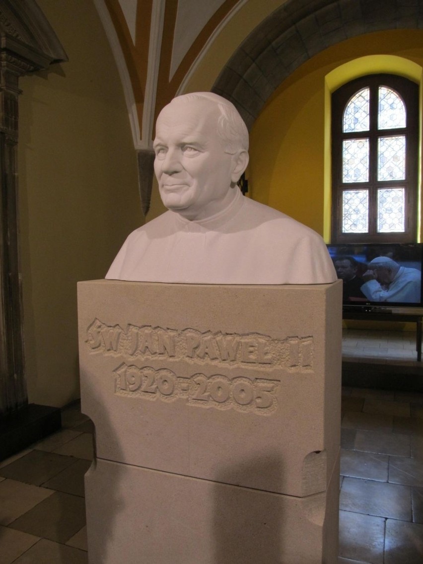 We Wrocławiu odsłonięto popiersie Jana Pawła II