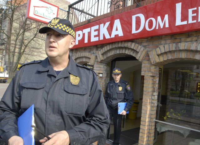Strażnicy miejscy podczas sprawdzania umów na ulicy Sienkiewicza.