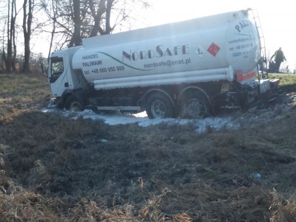 Do zdarzenia doszło 23 marca. Ciężarówka po zderzeniu...