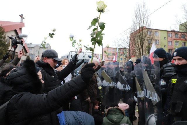 Manifestantów próbowała zatrzymać grupa osób głównie związana z ugrupowaniem Obywatele RP i KOD. Stanęli oni lub siadali na drodze, niektórzy w rękach mieli białe róże, inni transparenty "Bury nie nasz Bohater".