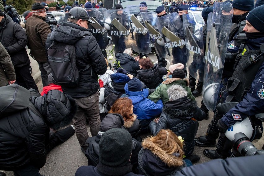 Manifestantów próbowała zatrzymać grupa osób głównie...