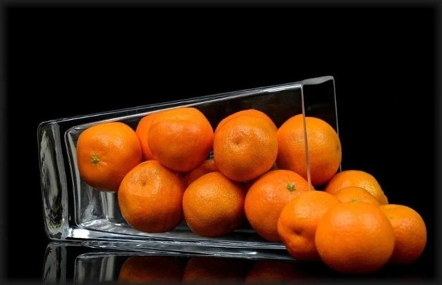 Ten owoc chyba zna każdy. Mandarynka większości z nas kojarzy się ze świętami. Te owoce uważane są za młodsze siostry pomarańczy, jednak ich smak jest zdecydowanie inny. Tylko one wśród cytrusów zawierają nobiletynę - flawonoid. Zobaczcie, dlaczego warto jeść te pyszne owoce i co dzieje się z naszym organizmem gdy spożywamy mandarynki. Szczegóły na kolejnych slajdach naszej galerii.